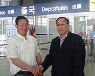 晏合桢和王保平教授在韩国机场合照(王教授是中国最成功民办医院人士之一，其集团医院数亿资产) 